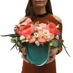 Коралловые пионы, кустовая пионовидная роза Джульетта, лизиантус и гвоздика в бархатной шляпной коробке в Санкт-Петербурге - Фотография 5