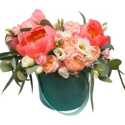 Букет Ренуар: коралловые пионы и пионовидные розы в бархатной шляпной коробке