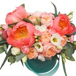 Коралловые пионы, кустовая пионовидная роза Джульетта, лизиантус и гвоздика в бархатной шляпной коробке в Санкт-Петербурге - Фотография 2