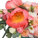 Коралловые пионы, кустовая пионовидная роза Джульетта, лизиантус и гвоздика в бархатной шляпной коробке в Санкт-Петербурге - Фотография 4