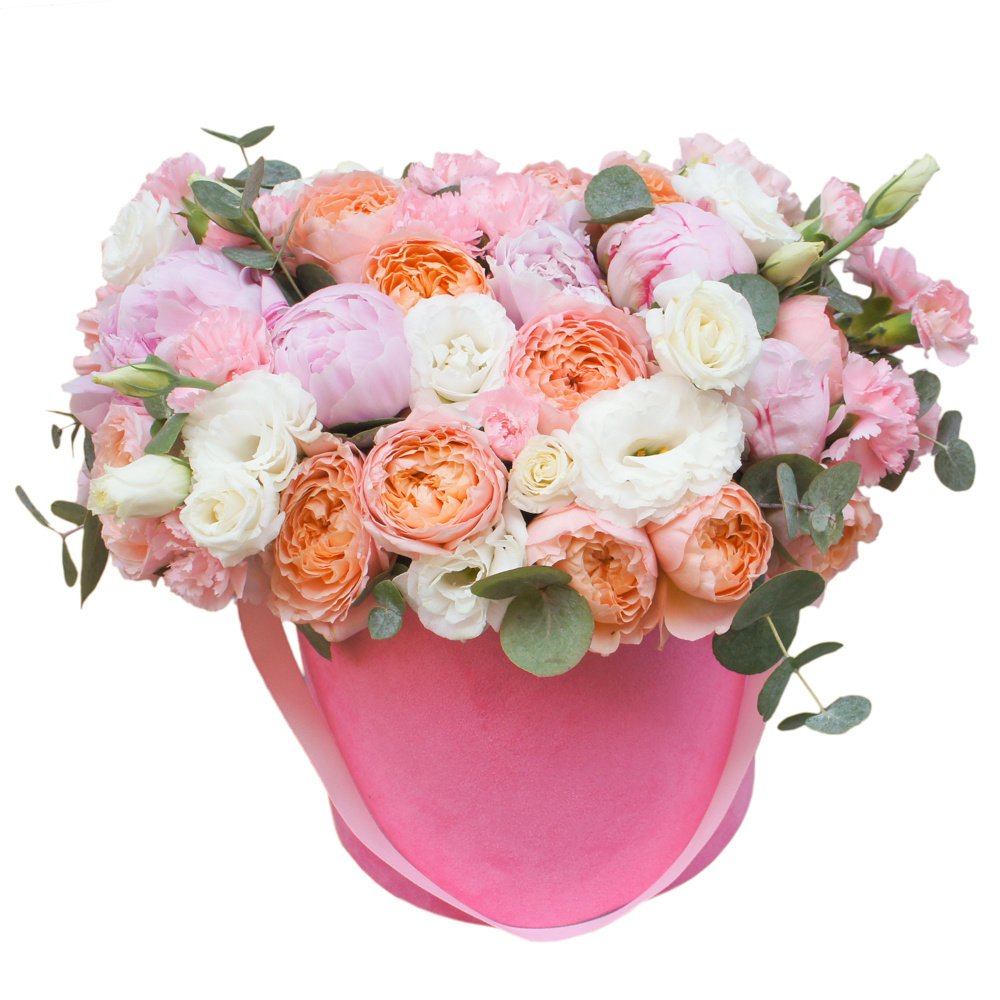 Розовые пионы, кустовая пионовидная роза Джульетта, лизиантус и гвоздика в розовой бархатной шляпной коробке в Санкт-Петербурге