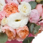 Розовые пионы, кустовая пионовидная роза Джульетта, лизиантус и гвоздика в розовой бархатной шляпной коробке в Санкт-Петербурге - Фотография 4