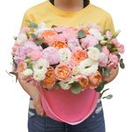 Розовые пионы, кустовая пионовидная роза Джульетта, лизиантус и гвоздика в розовой бархатной шляпной коробке в Санкт-Петербурге - Фотография 6