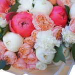 Роскошный букет из белых и коралловых пионов, маттиолы, пионовидной розы и гвоздики в Санкт-Петербурге  - Фотография 3