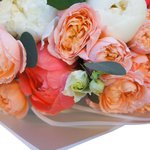 Роскошный букет из белых и коралловых пионов, маттиолы, пионовидной розы и гвоздики в Санкт-Петербурге  - Фотография 4