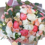Роскошный букет из белых и коралловых пионов, маттиолы, пионовидной розы и гвоздики в Санкт-Петербурге  - Фотография 2
