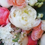 Роскошный букет из белых и коралловых пионов, маттиолы, пионовидной розы и гвоздики в Санкт-Петербурге  - Фотография 5