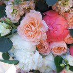 Роскошный букет из белых и коралловых пионов, маттиолы, пионовидной розы и гвоздики в Санкт-Петербурге  - Фотография 6