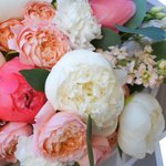 Роскошный букет из белых и коралловых пионов, маттиолы, пионовидной розы и гвоздики в Санкт-Петербурге  - Фотография 7