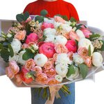 Роскошный букет из белых и коралловых пионов, маттиолы, пионовидной розы и гвоздики в Санкт-Петербурге  - Фотография 1