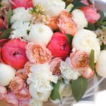 Роскошный букет из белых и коралловых пионов, маттиолы, пионовидной розы и гвоздики в Санкт-Петербурге  - Фотография 8