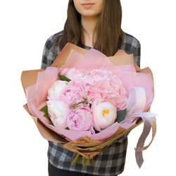 Букет Розовое облако: гортензия и пионы