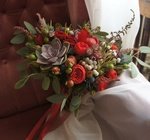 Букет невесты растрёпыш с суккулентом, бордовыми пионами, пионовидными розами Рэд Пиано в Санкт-Петербурге - Фотография 4