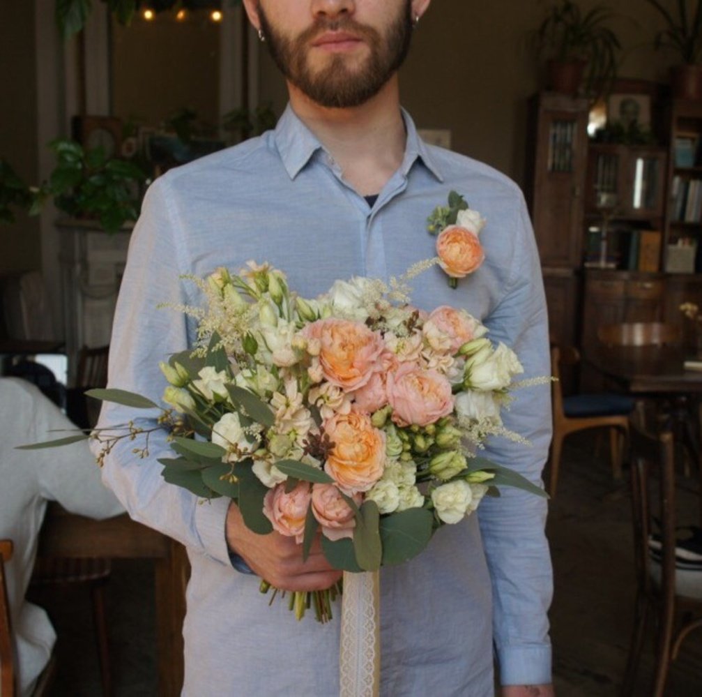 Номер 22: с пионовидной розой и лизиантусом