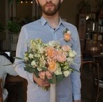 Букет невесты с белым лизиантусом, белой кустовой розой и пионовидной кустовой розой Джульетта в Санкт-Петербурге - Фотография 4