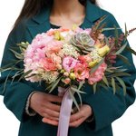 Букет невесты с розовыми пионами, розовой гортензией, лизиантусом и суккулентом в Санкт-Петербурге - Фотография 5