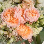 Букет невесты с белым лизиантусом, белой кустовой розой и пионовидной кустовой розой Джульетта в Санкт-Петербурге - Фотография 2