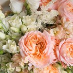 Букет невесты с белым лизиантусом, белой кустовой розой и пионовидной кустовой розой Джульетта в Санкт-Петербурге - Фотография 3