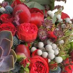 Букет невесты растрёпыш с суккулентом, бордовыми пионами, пионовидными розами Рэд Пиано в Санкт-Петербурге - Фотография 3