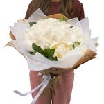 Букет из белой гортензии и белых пионов в упаковке в Санкт-Петербурге - Фотография 3