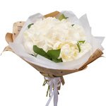 Букет из белой гортензии и белых пионов в упаковке в Санкт-Петербурге - Фотография 1