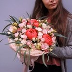 Букет с коралловыми пионами, розовыми и белыми розами в Санкт-Петербурге - Фотография 1 Букет с коралловыми пионами, розовыми и белыми розами в Санкт-Петербурге - Фотография 1