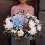 Шикарная корзина с голубой гортензией и белыми пионами в Санкт-Петербурге - Фотография 1 Шикарная корзина с голубой гортензией и белыми пионами в Санкт-Петербурге - Фотография 1