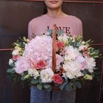 Шикарная корзина с розовой гортензией, белыми и розовыми пионами в Санкт-Петербурге - Фотография 1