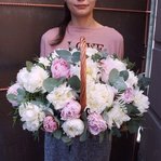 Композиция в корзине из белых и розовых пионов с эвкалиптом в Санкт-Петербурге - Фотография 1