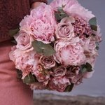 Букет невесты классической формы с розовыми пионами, розами Морнинг Дью, ваксфлауэром и эвкалиптом в Санкт-Петербурге  - Фотография 2