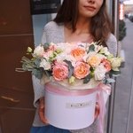 Пионовидные кустовые розы Джульетта, белый лизиантус, бруния и фрезия с эвкалиптом в шляпной коробке в Санкт-Петербурге - Фотография 1