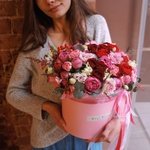 Кустовая пионовидная роза Мисти Бабблз, пионовидная роза Рэд Пиано, красные кустовые розы и розовый лизиантус с эвкалиптом в шляпной коробке в Санкт-Петербурге - Фотография 1