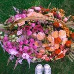 Большая корзина с пионами и пионовидными розами, георгинами, лизиантусами в Санкт-Петербурге - Фотография 5