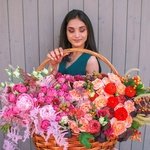 Большая корзина с пионами и пионовидными розами, георгинами, лизиантусами в Санкт-Петербурге - Фотография 1