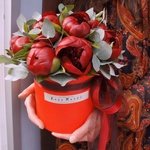 Бордовые пионы в шляпной коробке в Санкт-Петербурге - Фотография 1