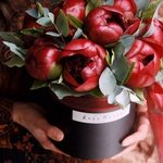 Бордовые пионы в шляпной коробке в Санкт-Петербурге - Фотография 2