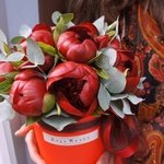 Бордовые пионы в шляпной коробке в Санкт-Петербурге - Фотография 3