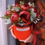 Бордовые пионы в шляпной коробке в Санкт-Петербурге - Фотография 4