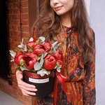 Бордовые пионы в шляпной коробке в Санкт-Петербурге - Фотография 1