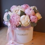 Нежно-розовые и белые пионы в шляпной коробке в Санкт-Петербурге - Фотография 1