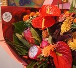 Букет по мотивам картины «Женщина, держащая плод» Поля Гогена в стильной упаковке в Санкт-Петербурге - Фотография 3