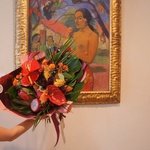 Букет по мотивам картины «Женщина, держащая плод» Поля Гогена в стильной упаковке в Санкт-Петербурге - Фотография 2