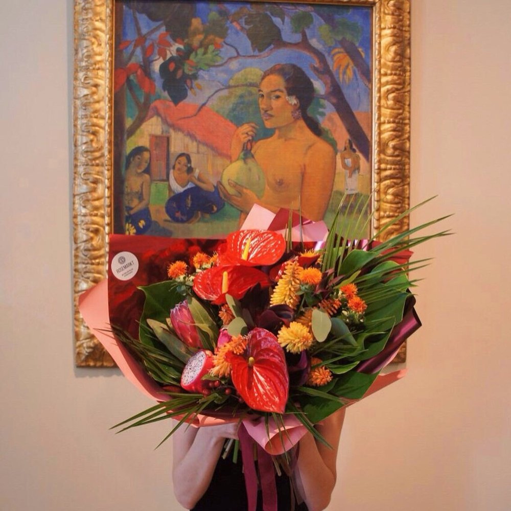 Букет по мотивам картины «Женщина, держащая плод» Поля Гогена в стильной упаковке в Санкт-Петербурге