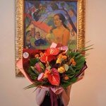 Букет по мотивам картины «Женщина, держащая плод» Поля Гогена в стильной упаковке в Санкт-Петербурге - Фотография 1