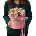 Кустовые пионовидные розы Брайдал Пиано в шляпной коробке в Санкт-Петербурге - Фотография 3