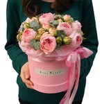 Кустовые пионовидные розы Брайдал Пиано в шляпной коробке в Санкт-Петербурге - Фотография 2