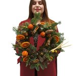 Рождественский венок из живых еловых веток и сушеных апельсинов в Санкт-Петербурге - Фотография 7