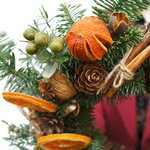 Рождественский венок из живых еловых веток и сушеных апельсинов в Санкт-Петербурге - Фотография 5