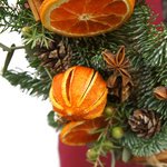 Рождественский венок из живых еловых веток и сушеных апельсинов в Санкт-Петербурге - Фотография 6