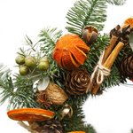 Рождественский венок из живых еловых веток и сушеных апельсинов в Санкт-Петербурге - Фотография 9